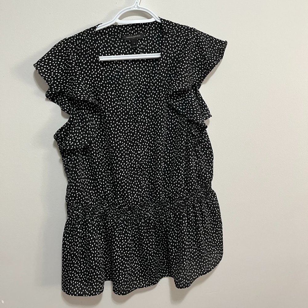 2 for 20  ⭐️ Banana republic sleeveless shirt size M